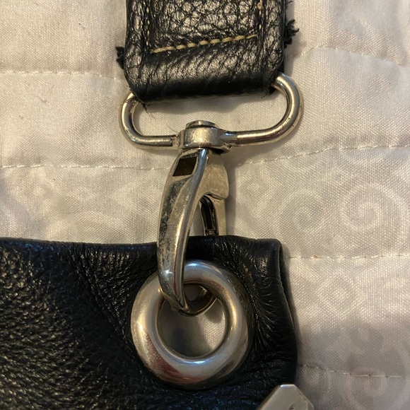 Roots Canada Black Pebbled Leather Crossbody Purse with adjustable strap - Picture 5 of 7